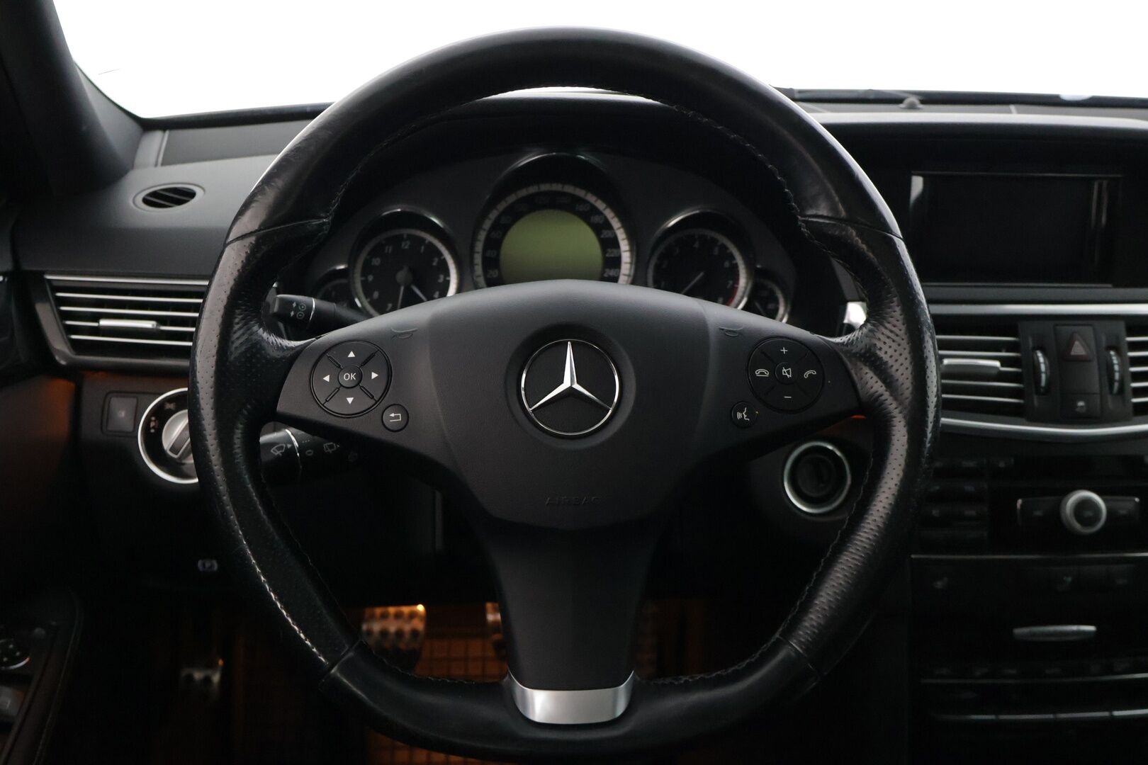 Mercedes-Benz E 2010 200 CGI BE T A Avantgarde * YritysOutlet - Myydään vain yrityksille / Kattoikkuna / Sähkökontti / Nahka-alcantarat / Vakkari * - Tämä auto myydään YritysOutlet -valikoimasta vain yritykselle / Kahdet renkaat alumiinivanteilla! 