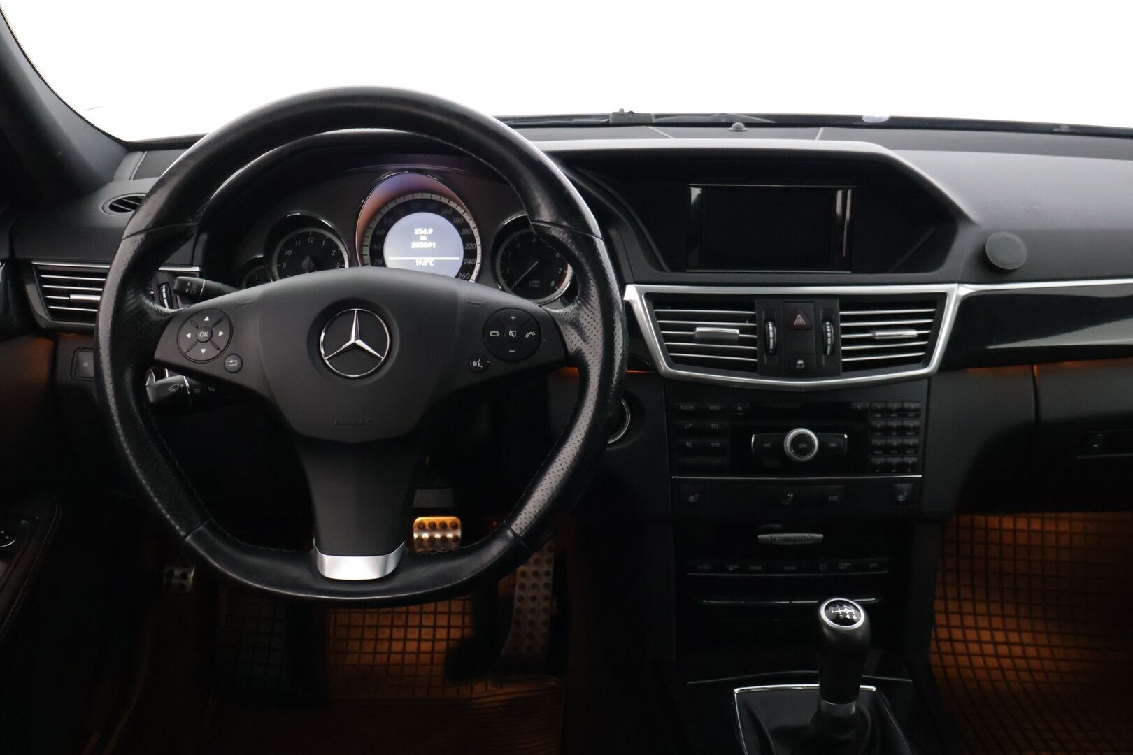 Mercedes-Benz E 2010 200 CGI BE T A Avantgarde * YritysOutlet - Myydään vain yrityksille / Kattoikkuna / Sähkökontti / Nahka-alcantarat / Vakkari * - Tämä auto myydään YritysOutlet -valikoimasta vain yritykselle / Kahdet renkaat alumiinivanteilla! 