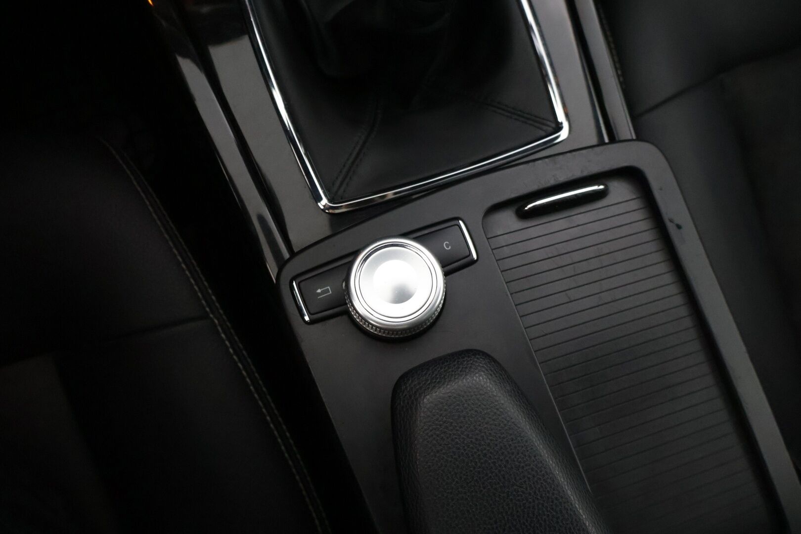 Mercedes-Benz E 2010 200 CGI BE T A Avantgarde * YritysOutlet - Myydään vain yrityksille / Kattoikkuna / Sähkökontti / Nahka-alcantarat / Vakkari * - Tämä auto myydään YritysOutlet -valikoimasta vain yritykselle / Kahdet renkaat alumiinivanteilla! 