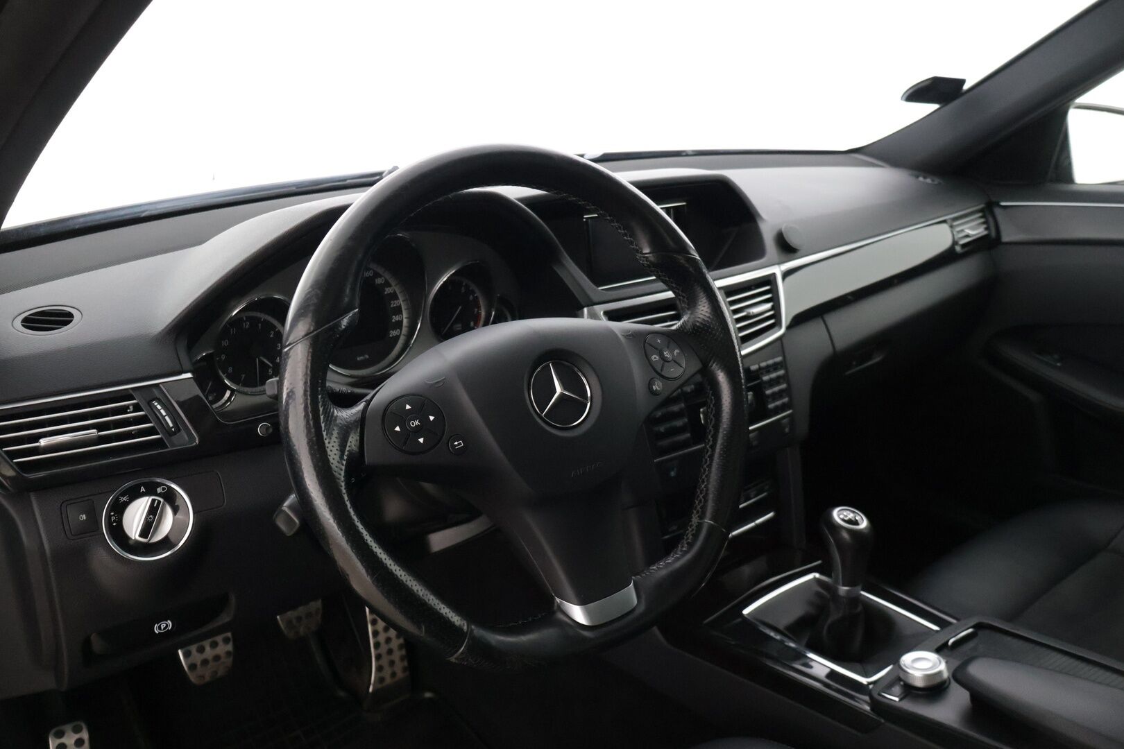 Mercedes-Benz E 2010 200 CGI BE T A Avantgarde * YritysOutlet - Myydään vain yrityksille / Kattoikkuna / Sähkökontti / Nahka-alcantarat / Vakkari * - Tämä auto myydään YritysOutlet -valikoimasta vain yritykselle / Kahdet renkaat alumiinivanteilla! 