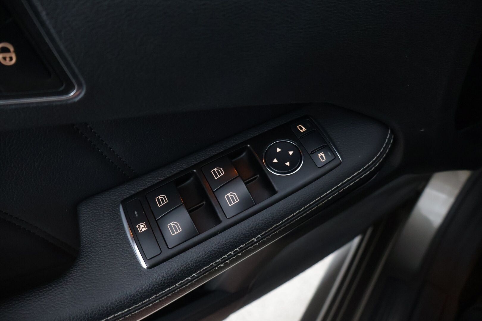 Mercedes-Benz E 2010 200 CGI BE T A Avantgarde * YritysOutlet - Myydään vain yrityksille / Kattoikkuna / Sähkökontti / Nahka-alcantarat / Vakkari * - Tämä auto myydään YritysOutlet -valikoimasta vain yritykselle / Kahdet renkaat alumiinivanteilla! 