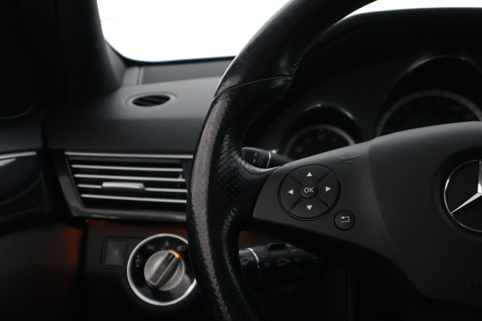 Mercedes-Benz E 2010 200 CGI BE T A Avantgarde * YritysOutlet - Myydään vain yrityksille / Kattoikkuna / Sähkökontti / Nahka-alcantarat / Vakkari * - Tämä auto myydään YritysOutlet -valikoimasta vain yritykselle / Kahdet renkaat alumiinivanteilla! 