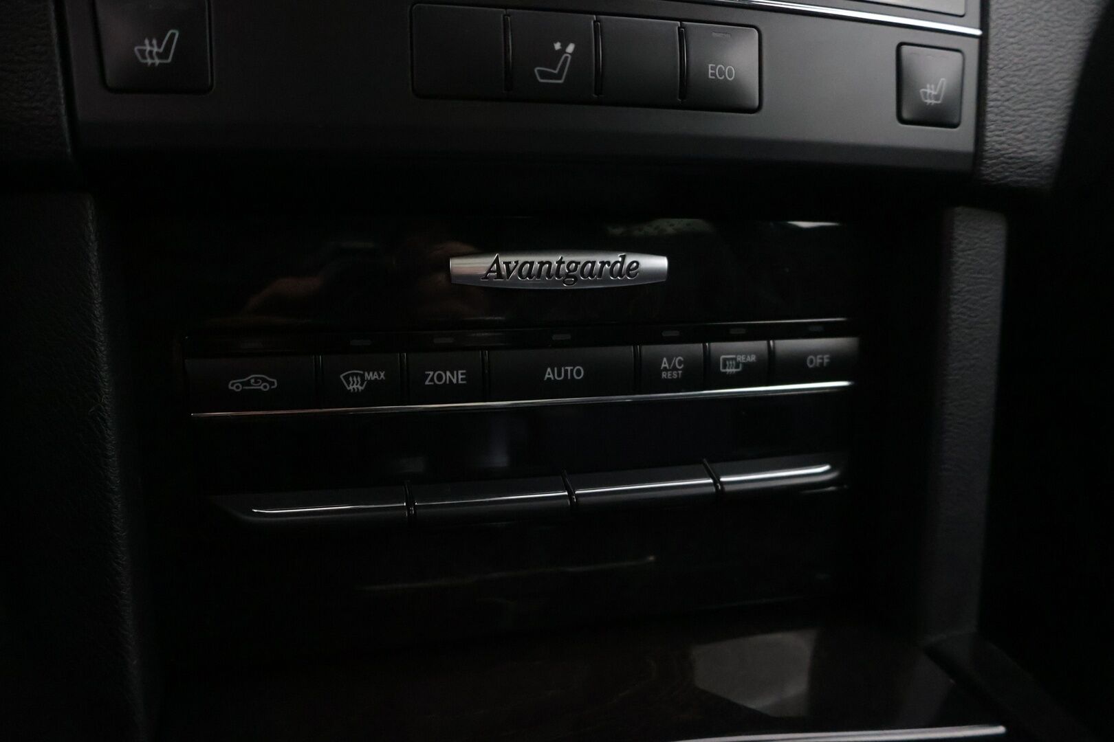 Mercedes-Benz E 2010 200 CGI BE T A Avantgarde * YritysOutlet - Myydään vain yrityksille / Kattoikkuna / Sähkökontti / Nahka-alcantarat / Vakkari * - Tämä auto myydään YritysOutlet -valikoimasta vain yritykselle / Kahdet renkaat alumiinivanteilla! 