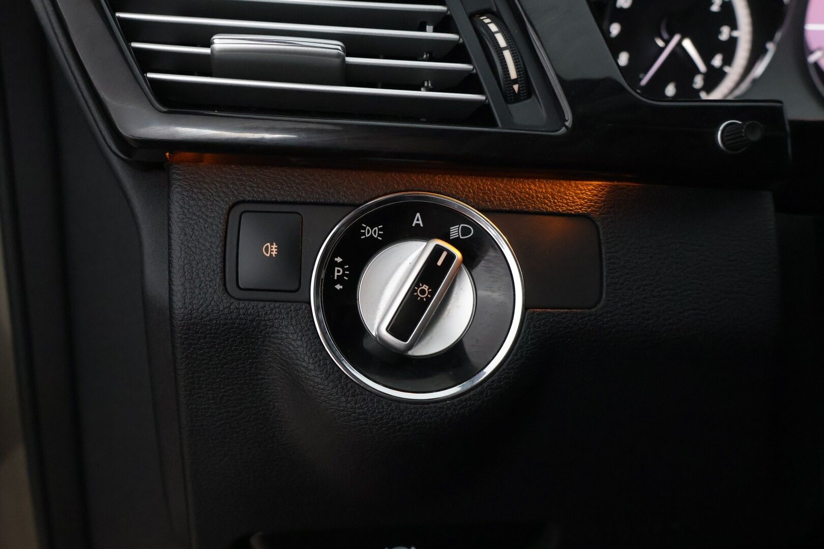 Mercedes-Benz E 2010 200 CGI BE T A Avantgarde * YritysOutlet - Myydään vain yrityksille / Kattoikkuna / Sähkökontti / Nahka-alcantarat / Vakkari * - Tämä auto myydään YritysOutlet -valikoimasta vain yritykselle / Kahdet renkaat alumiinivanteilla! 