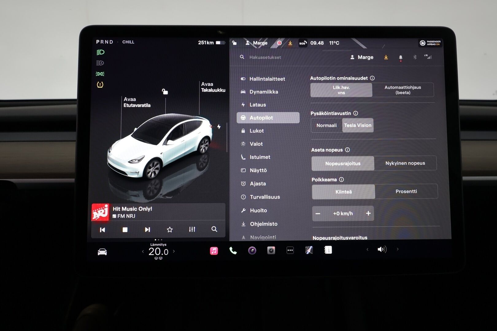 Tesla Model Y 2022 Long Range ** 1-Om Suomi auto / Adapt.vakkari / Lasikatto / Premium audio / Matrix LED / Sähköpenkit / P.kamera - 3,99 % KORKOTARJOUS TÄHÄN AUTOON - Nahkaverhoilu / Kahdet renkaat