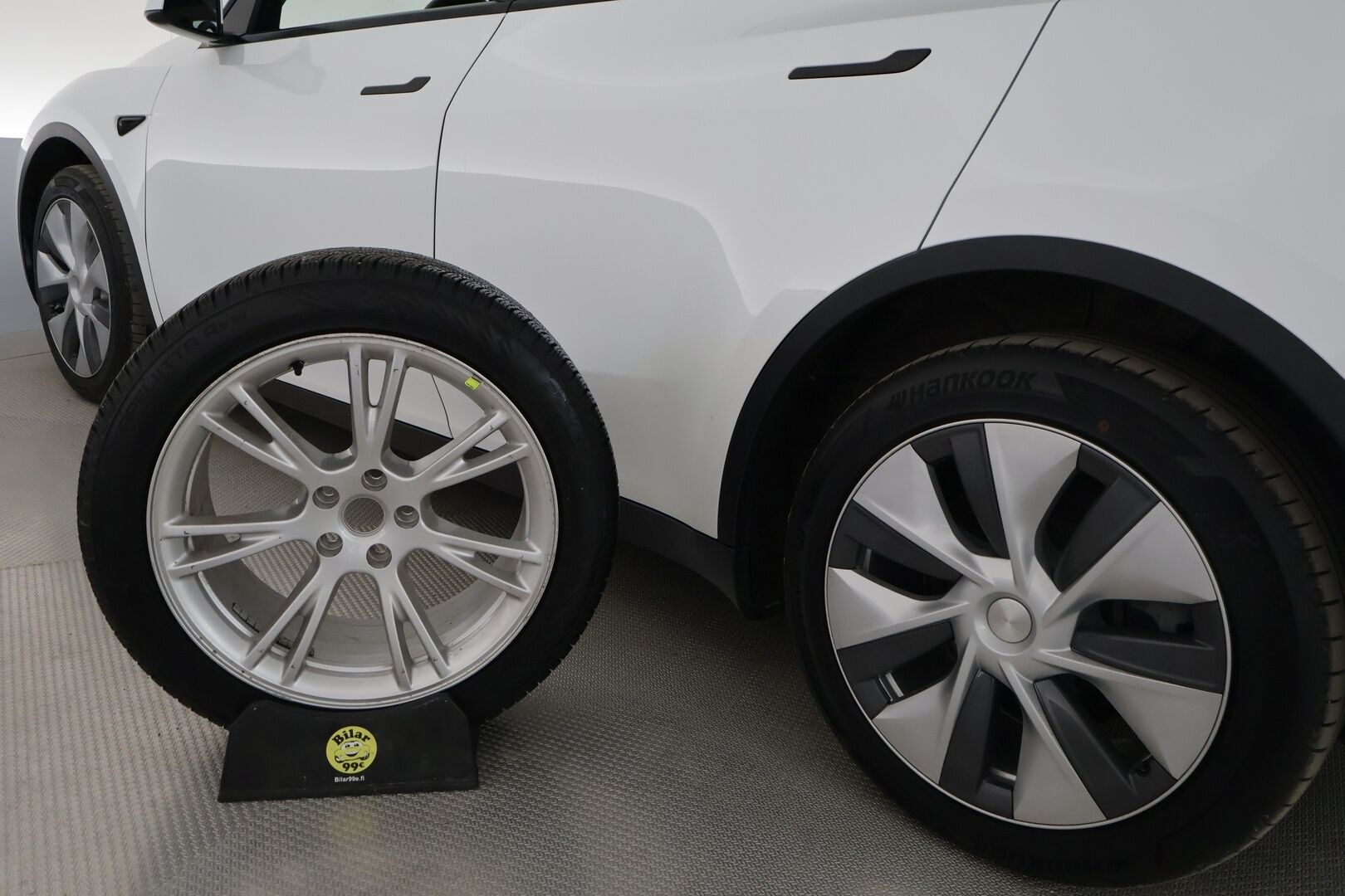Tesla Model Y 2022 Long Range ** 1-Om Suomi auto / Adapt.vakkari / Lasikatto / Premium audio / Matrix LED / Sähköpenkit / P.kamera - 3,99 % KORKOTARJOUS TÄHÄN AUTOON - Nahkaverhoilu / Kahdet renkaat