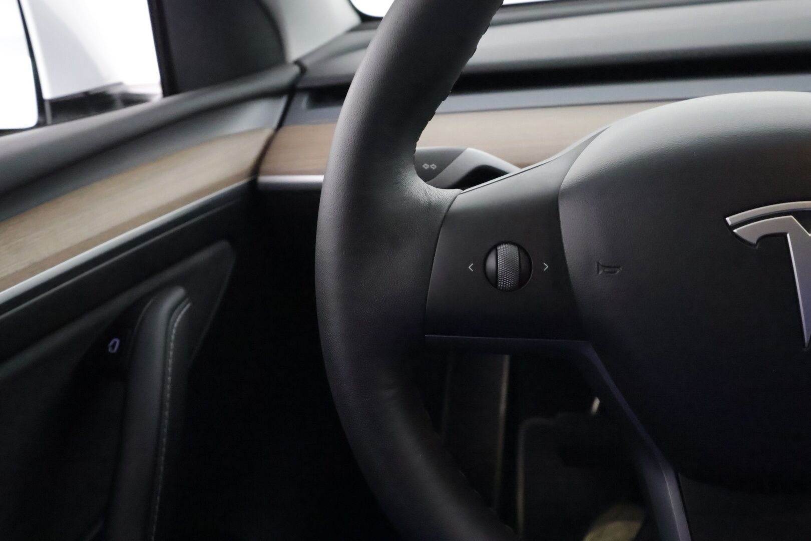 Tesla Model Y 2022 Long Range ** 1-Om Suomi auto / Adapt.vakkari / Lasikatto / Premium audio / Matrix LED / Sähköpenkit / P.kamera - 3,99 % KORKOTARJOUS TÄHÄN AUTOON - Nahkaverhoilu / Kahdet renkaat