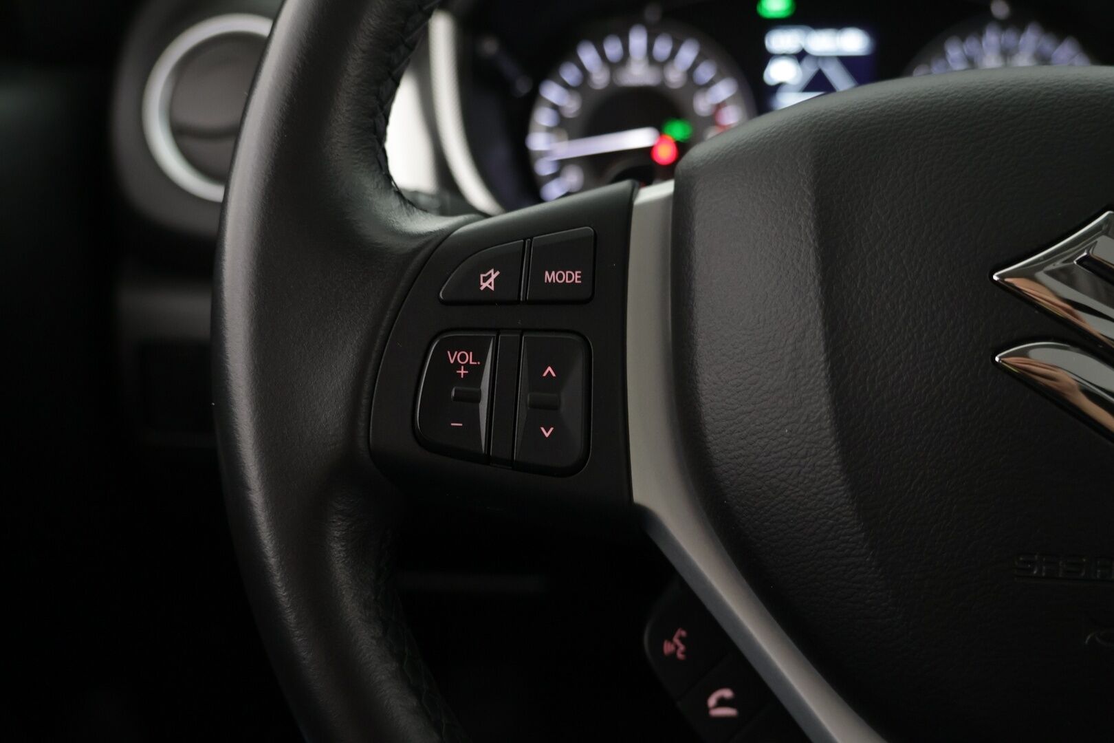 Suzuki Vitara 2023 1,5 HYBRID 4WD GLX+SR 6AGS-aut * ACC / Navi / Panorama / Bluetooth / P. kamera * - 1-om. Suomi-auto / 2 x aluvanteet / Huippu varusteet - HULLUT AVAJAISHULINAT KORKOTARJOUS 3,29 %