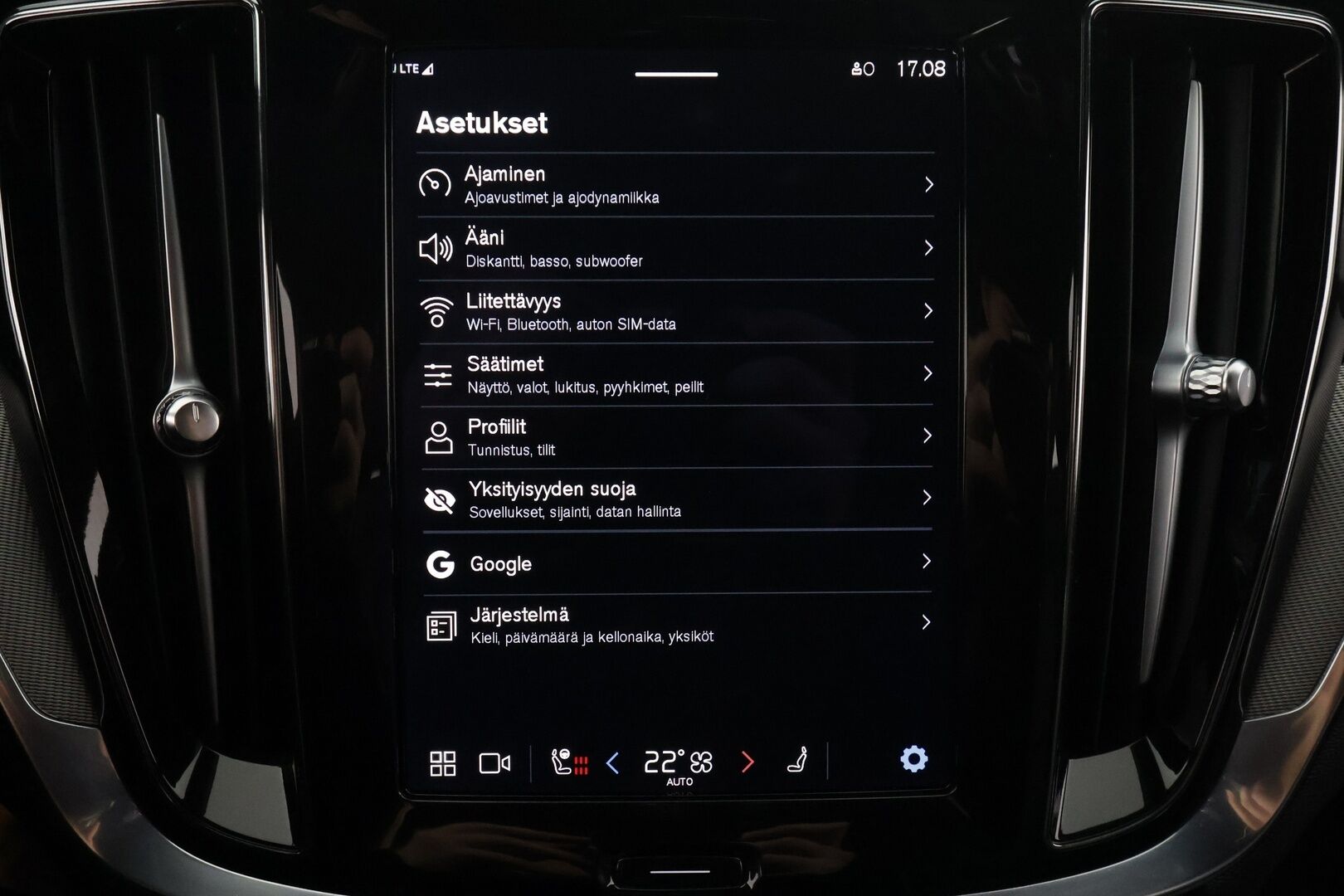 Volvo V60 2023 T6 AWD Long Range Plus Dark aut * Lisälämmitin / Vetokoukku / Adapt.Vakkari / Full LED / 360-Kamera / Sporttinahat Muistilla - 1-om Suomi-auto / Akku kuntotarkastettu / 2x Latauskaapelit / Kahdet renkaat aluvanteilla