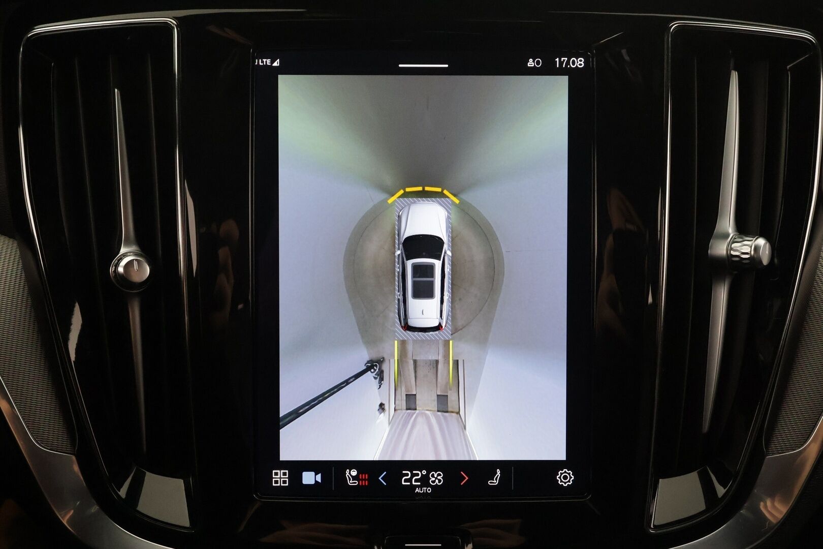 Volvo V60 2023 T6 AWD Long Range Plus Dark aut * Lisälämmitin / Vetokoukku / Adapt.Vakkari / Full LED / 360-Kamera / Sporttinahat Muistilla - 1-om Suomi-auto / Akku kuntotarkastettu / 2x Latauskaapelit / Kahdet renkaat aluvanteilla