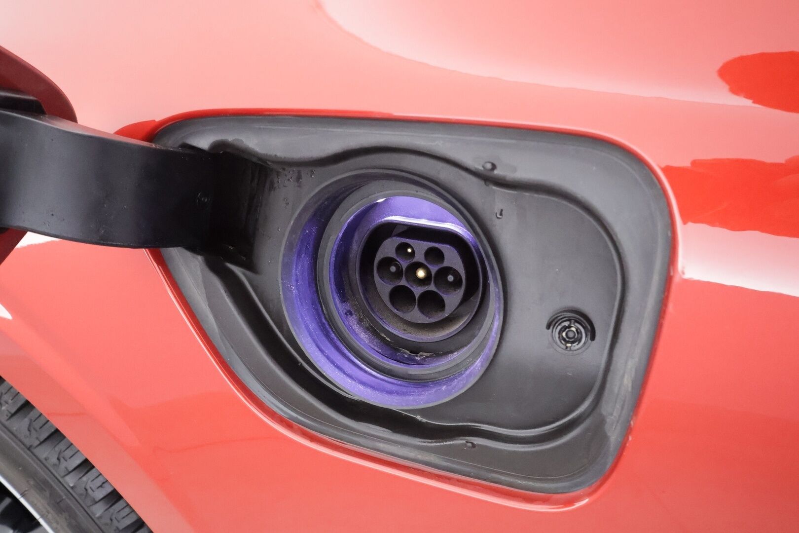 Volvo V60 2023 T6 AWD Long Range Plus Dark aut * Lisälämmitin / Vetokoukku / Adapt.Vakkari / Full LED / 360-Kamera / Sporttinahat Muistilla - 1-om Suomi-auto / Akku kuntotarkastettu / 2x Latauskaapelit / Kahdet renkaat aluvanteilla