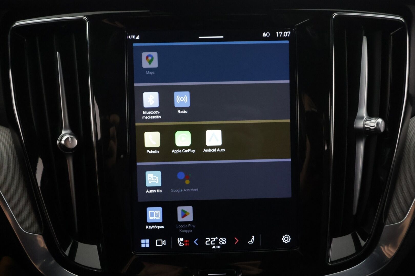 Volvo V60 2023 T6 AWD Long Range Plus Dark aut * Lisälämmitin / Vetokoukku / Adapt.Vakkari / Full LED / 360-Kamera / Sporttinahat Muistilla - 1-om Suomi-auto / Akku kuntotarkastettu / 2x Latauskaapelit / Kahdet renkaat aluvanteilla