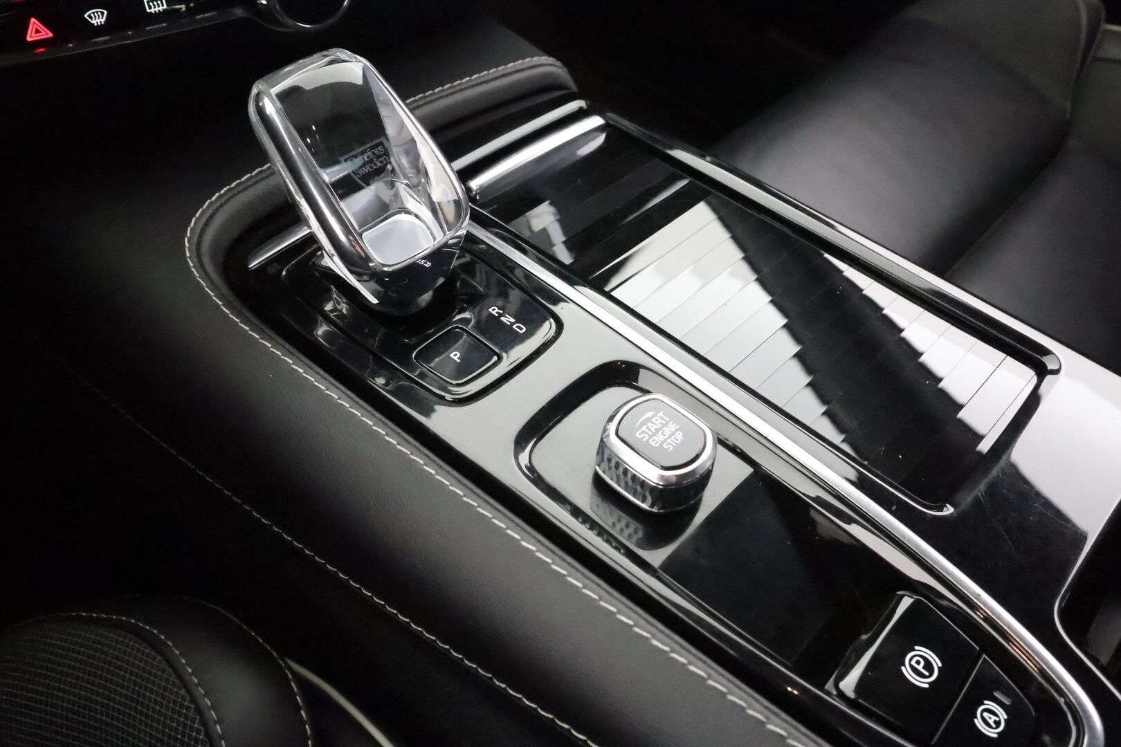 Volvo V60 2023 T6 AWD Long Range Plus Dark aut * Lisälämmitin / Vetokoukku / Adapt.Vakkari / Full LED / 360-Kamera / Sporttinahat Muistilla - 1-om Suomi-auto / Akku kuntotarkastettu / 2x Latauskaapelit / Kahdet renkaat aluvanteilla