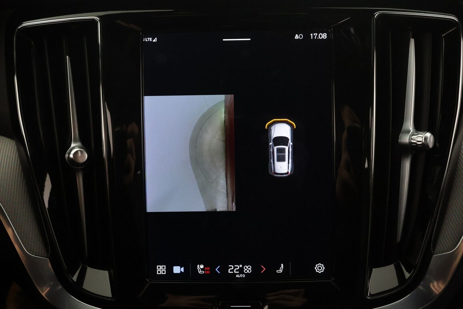 Volvo V60 2023 T6 AWD Long Range Plus Dark aut * Lisälämmitin / Vetokoukku / Adapt.Vakkari / Full LED / 360-Kamera / Sporttinahat Muistilla - 1-om Suomi-auto / Akku kuntotarkastettu / 2x Latauskaapelit / Kahdet renkaat aluvanteilla