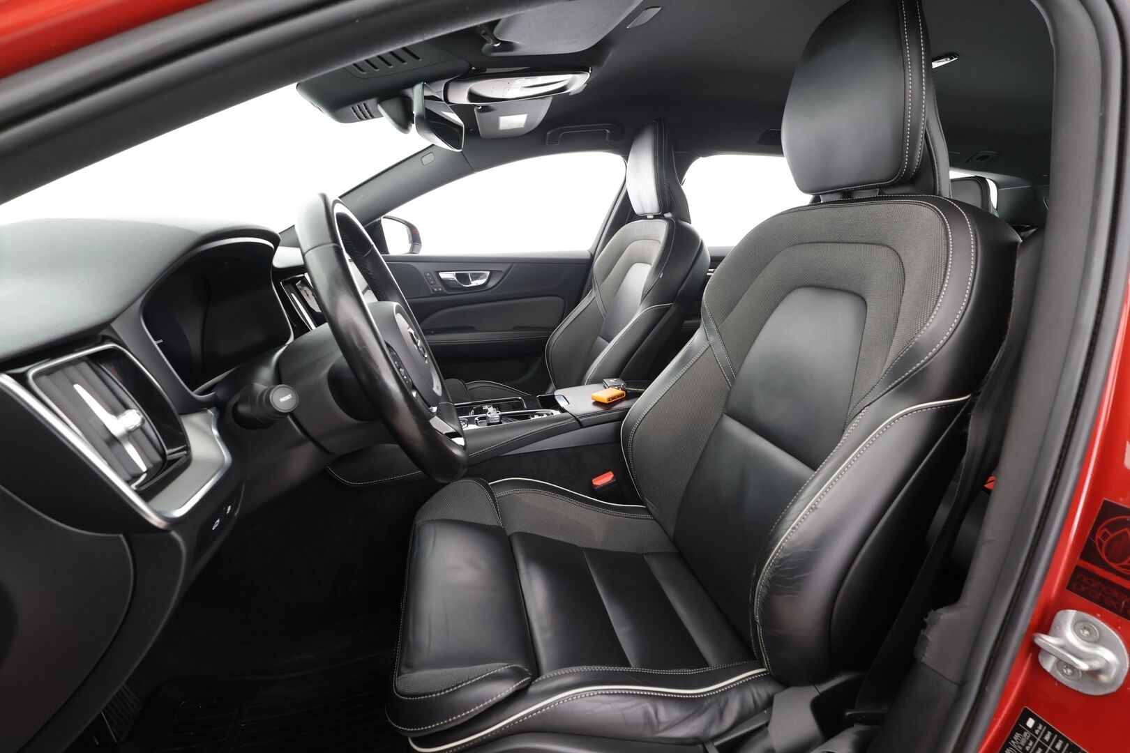 Volvo V60 2023 T6 AWD Long Range Plus Dark aut * Lisälämmitin / Vetokoukku / Adapt.Vakkari / Full LED / 360-Kamera / Sporttinahat Muistilla - 1-om Suomi-auto / Akku kuntotarkastettu / 2x Latauskaapelit / Kahdet renkaat aluvanteilla