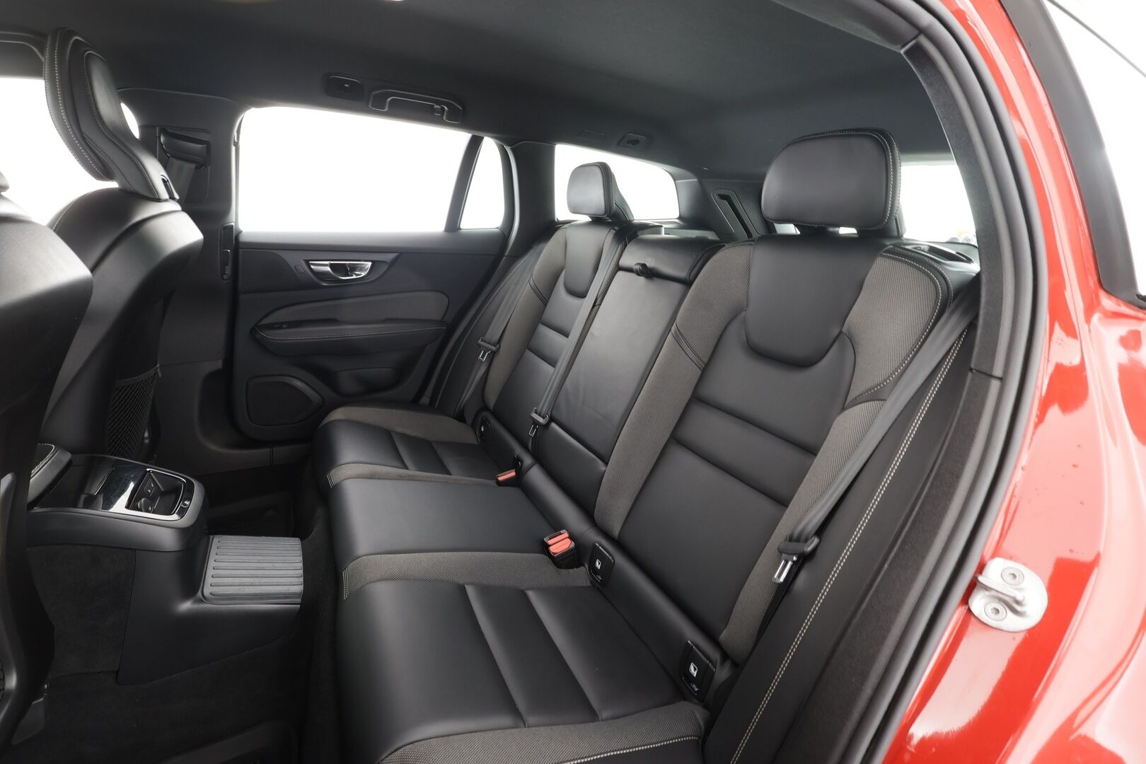 Volvo V60 2023 T6 AWD Long Range Plus Dark aut * Lisälämmitin / Vetokoukku / Adapt.Vakkari / Full LED / 360-Kamera / Sporttinahat Muistilla - 1-om Suomi-auto / Akku kuntotarkastettu / 2x Latauskaapelit / Kahdet renkaat aluvanteilla