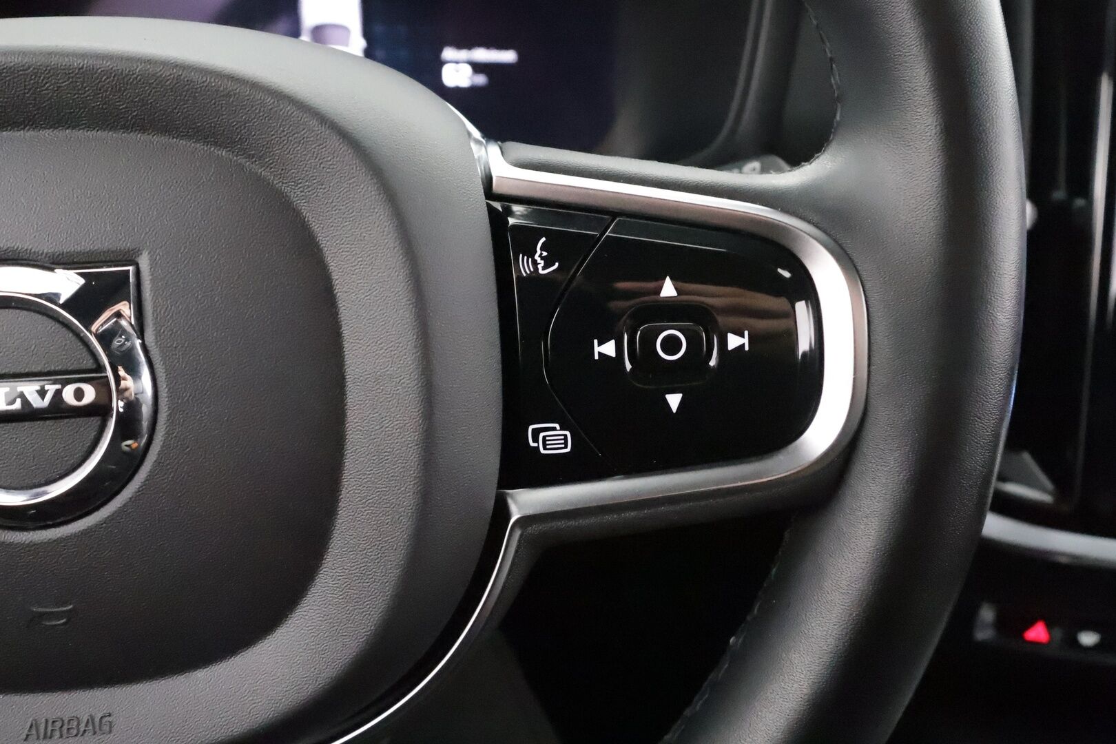 Volvo V60 2023 T6 AWD Long Range Plus Dark aut * Lisälämmitin / Vetokoukku / Adapt.Vakkari / Full LED / 360-Kamera / Sporttinahat Muistilla - 1-om Suomi-auto / Akku kuntotarkastettu / 2x Latauskaapelit / Kahdet renkaat aluvanteilla