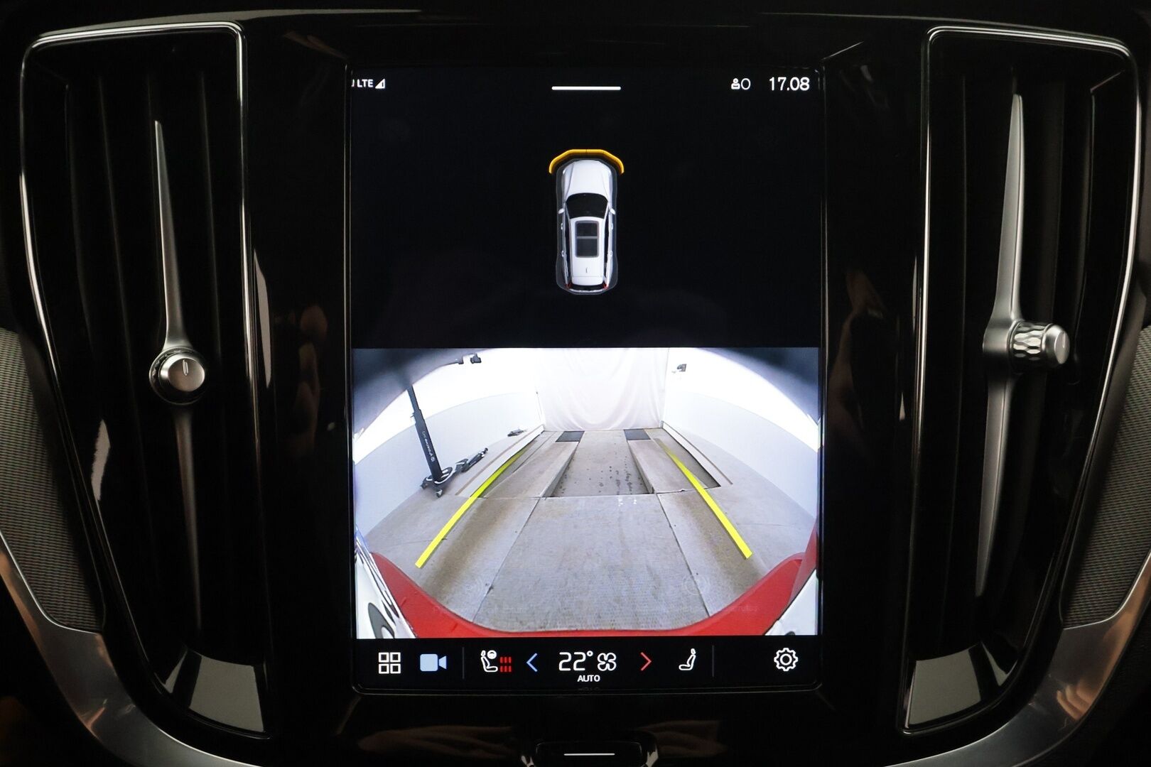 Volvo V60 2023 T6 AWD Long Range Plus Dark aut * Lisälämmitin / Vetokoukku / Adapt.Vakkari / Full LED / 360-Kamera / Sporttinahat Muistilla - 1-om Suomi-auto / Akku kuntotarkastettu / 2x Latauskaapelit / Kahdet renkaat aluvanteilla