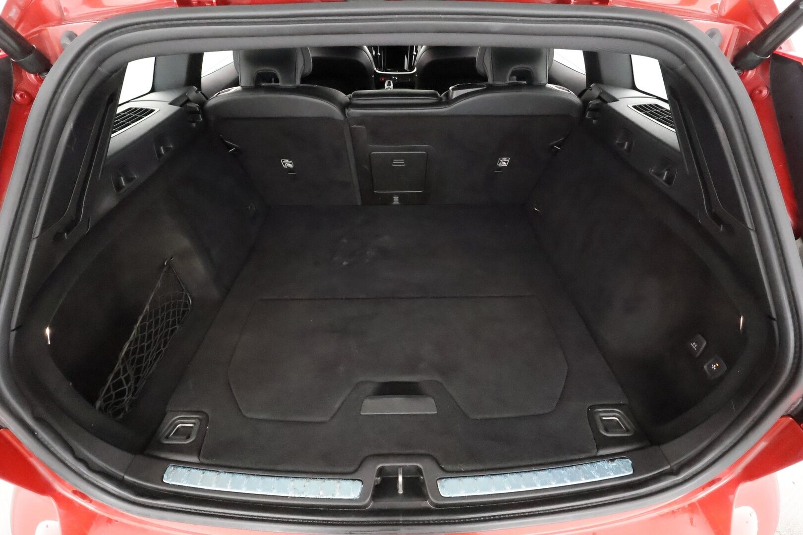 Volvo V60 2023 T6 AWD Long Range Plus Dark aut * Lisälämmitin / Vetokoukku / Adapt.Vakkari / Full LED / 360-Kamera / Sporttinahat Muistilla - 1-om Suomi-auto / Akku kuntotarkastettu / 2x Latauskaapelit / Kahdet renkaat aluvanteilla