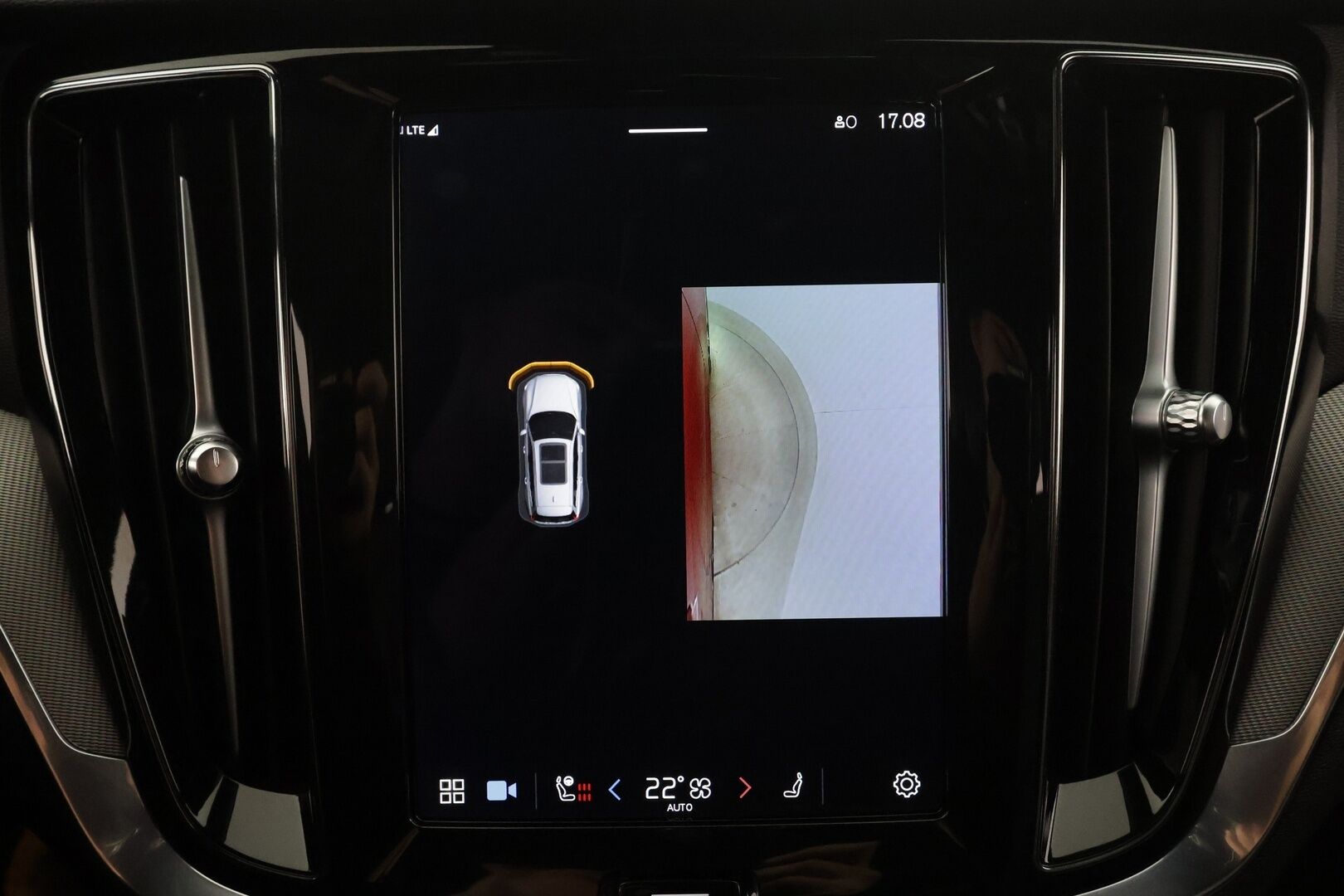 Volvo V60 2023 T6 AWD Long Range Plus Dark aut * Lisälämmitin / Vetokoukku / Adapt.Vakkari / Full LED / 360-Kamera / Sporttinahat Muistilla - 1-om Suomi-auto / Akku kuntotarkastettu / 2x Latauskaapelit / Kahdet renkaat aluvanteilla