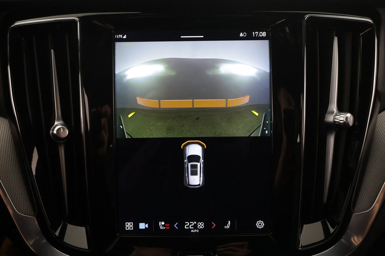 Volvo V60 2023 T6 AWD Long Range Plus Dark aut * Lisälämmitin / Vetokoukku / Adapt.Vakkari / Full LED / 360-Kamera / Sporttinahat Muistilla - 1-om Suomi-auto / Akku kuntotarkastettu / 2x Latauskaapelit / Kahdet renkaat aluvanteilla