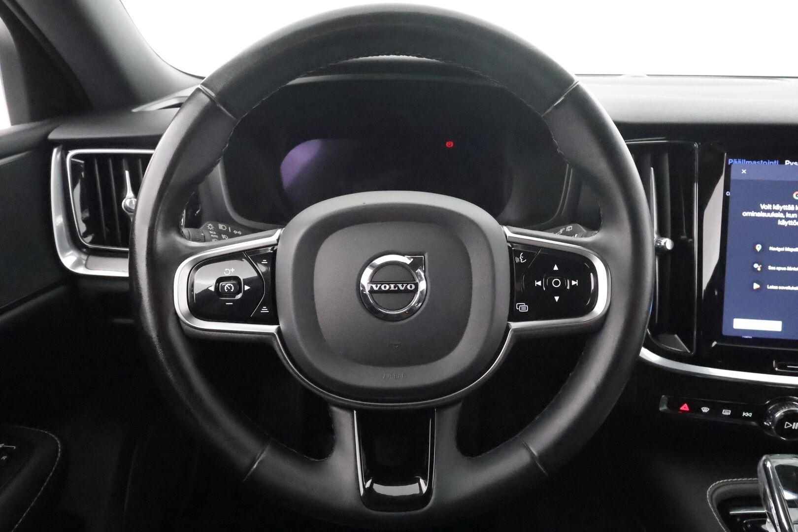 Volvo V60 2023 T6 AWD Long Range Plus Dark aut * Lisälämmitin / Vetokoukku / Adapt.Vakkari / Full LED / 360-Kamera / Sporttinahat Muistilla - 1-om Suomi-auto / Akku kuntotarkastettu / 2x Latauskaapelit / Kahdet renkaat aluvanteilla