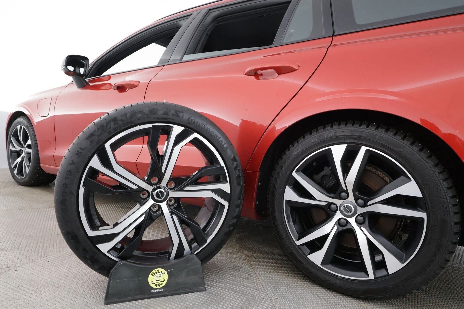 Volvo V60 2023 T6 AWD Long Range Plus Dark aut * Lisälämmitin / Vetokoukku / Adapt.Vakkari / Full LED / 360-Kamera / Sporttinahat Muistilla - 1-om Suomi-auto / Akku kuntotarkastettu / 2x Latauskaapelit / Kahdet renkaat aluvanteilla