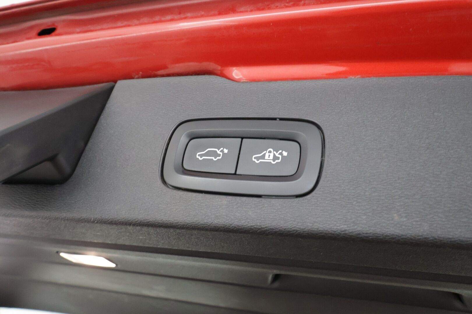 Volvo V60 2023 T6 AWD Long Range Plus Dark aut * Lisälämmitin / Vetokoukku / Adapt.Vakkari / Full LED / 360-Kamera / Sporttinahat Muistilla - 1-om Suomi-auto / Akku kuntotarkastettu / 2x Latauskaapelit / Kahdet renkaat aluvanteilla