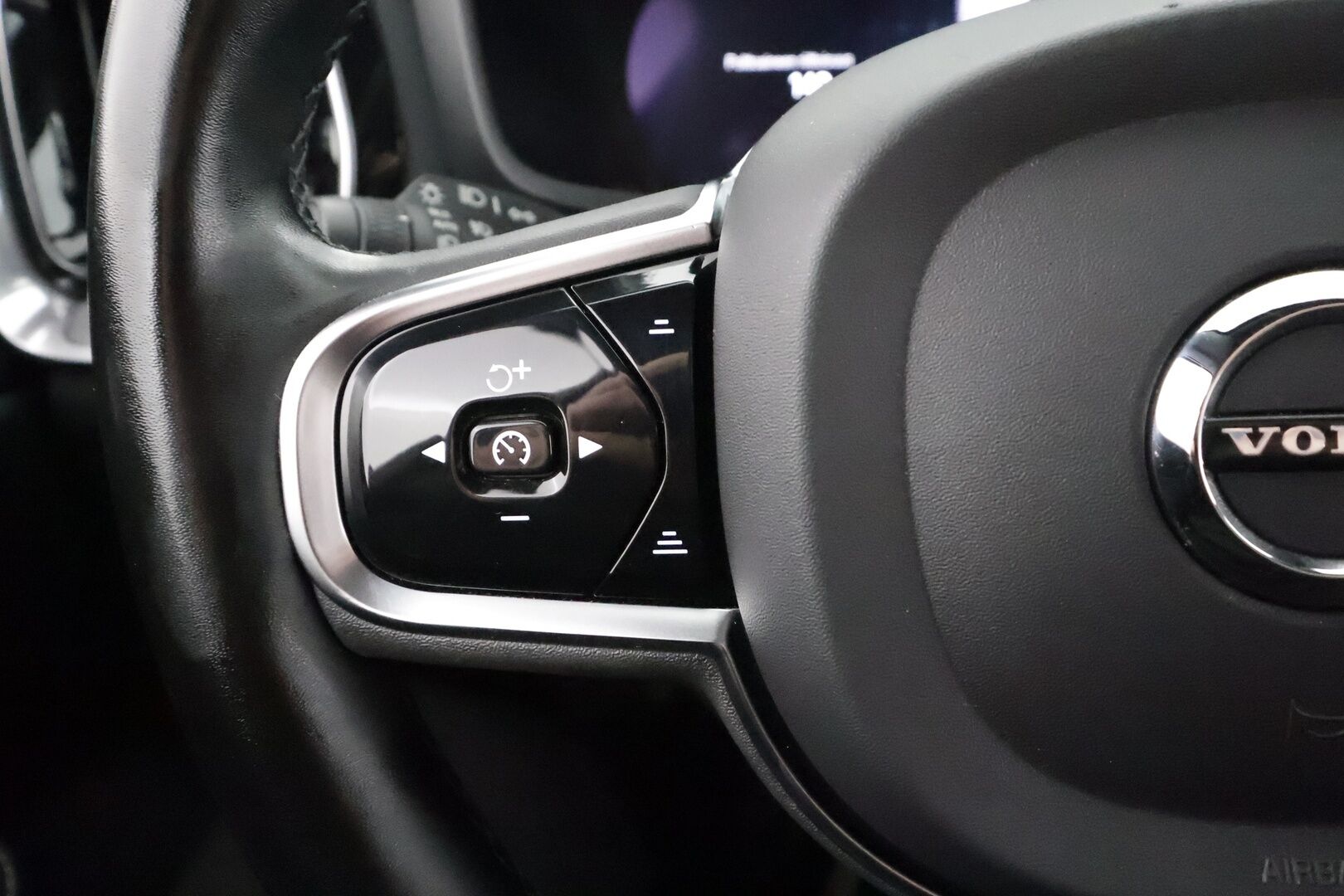 Volvo V60 2023 T6 AWD Long Range Plus Dark aut * Lisälämmitin / Vetokoukku / Adapt.Vakkari / Full LED / 360-Kamera / Sporttinahat Muistilla - 1-om Suomi-auto / Akku kuntotarkastettu / 2x Latauskaapelit / Kahdet renkaat aluvanteilla