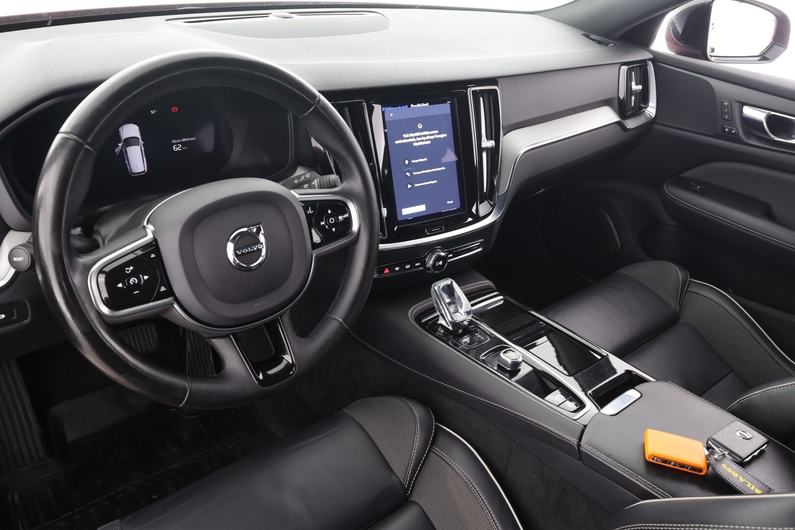 Volvo V60 2023 T6 AWD Long Range Plus Dark aut * Lisälämmitin / Vetokoukku / Adapt.Vakkari / Full LED / 360-Kamera / Sporttinahat Muistilla - 1-om Suomi-auto / Akku kuntotarkastettu / 2x Latauskaapelit / Kahdet renkaat aluvanteilla