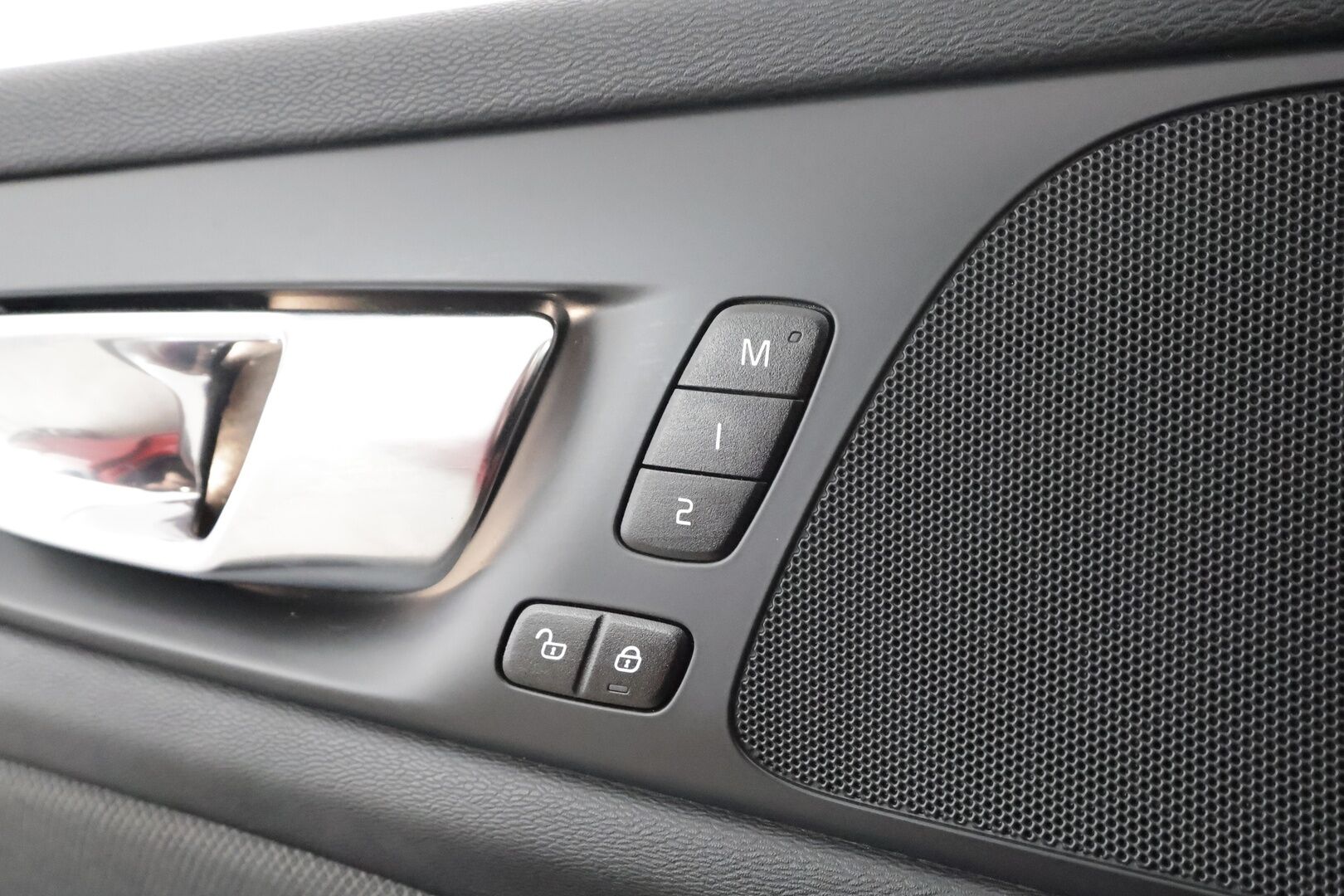 Volvo V60 2023 T6 AWD Long Range Plus Dark aut * Lisälämmitin / Vetokoukku / Adapt.Vakkari / Full LED / 360-Kamera / Sporttinahat Muistilla - 1-om Suomi-auto / Akku kuntotarkastettu / 2x Latauskaapelit / Kahdet renkaat aluvanteilla