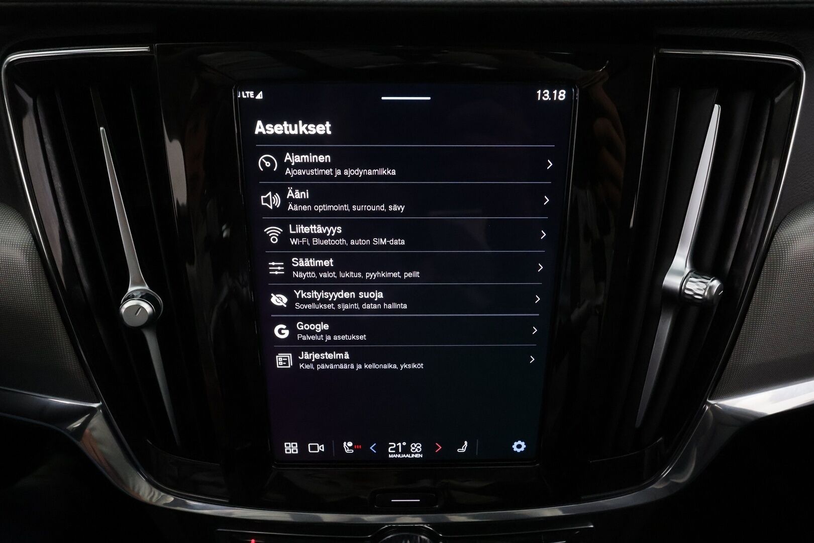 Volvo S90 2023 T8 AWD Long Range High Performance Ultimate Bright aut * ACC / HUD / 360° / Muistipenkit / H&K / Lasikattoluukku * - 1.Om Suomi-auto / Akku kuntotarkastettu / Kahdet renkaat aluvanteilla / Merkkihuollettu / Huippuvarusteet