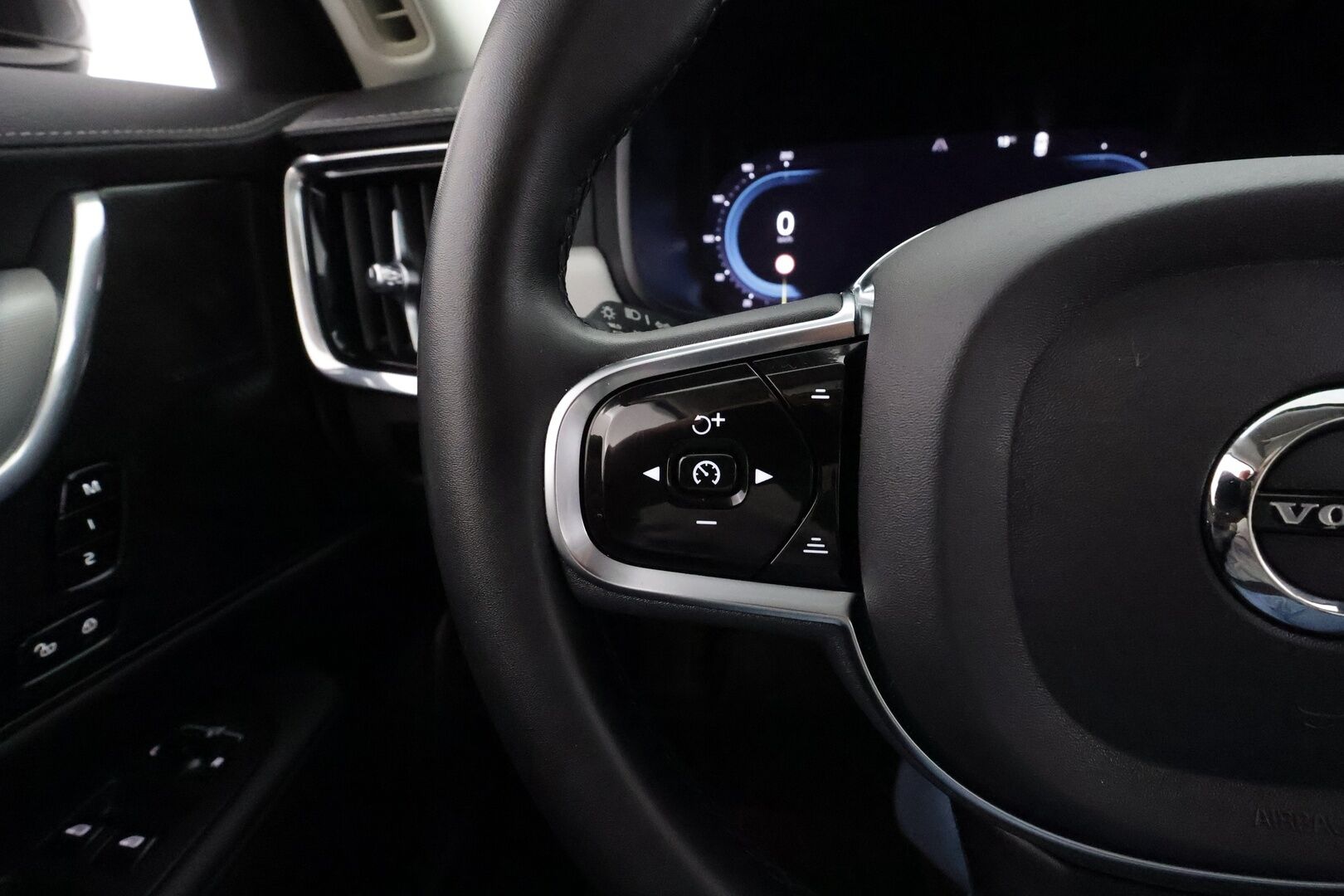 Volvo S90 2023 T8 AWD Long Range High Performance Ultimate Bright aut * ACC / HUD / 360° / Muistipenkit / H&K / Lasikattoluukku * - 1.Om Suomi-auto / Akku kuntotarkastettu / Kahdet renkaat aluvanteilla / Merkkihuollettu / Huippuvarusteet