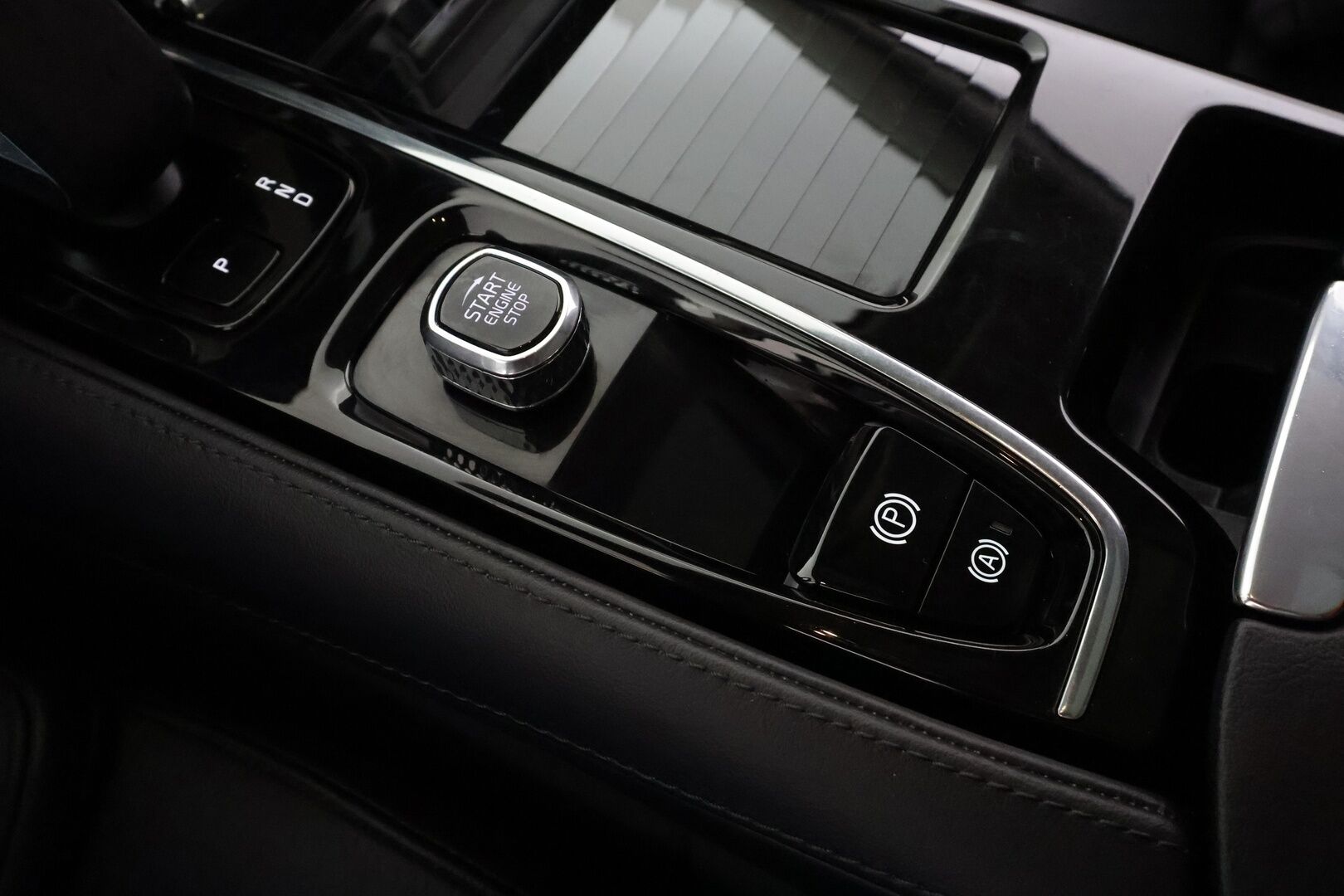 Volvo S90 2023 T8 AWD Long Range High Performance Ultimate Bright aut * ACC / HUD / 360° / Muistipenkit / H&K / Lasikattoluukku * - 1.Om Suomi-auto / Akku kuntotarkastettu / Kahdet renkaat aluvanteilla / Merkkihuollettu / Huippuvarusteet