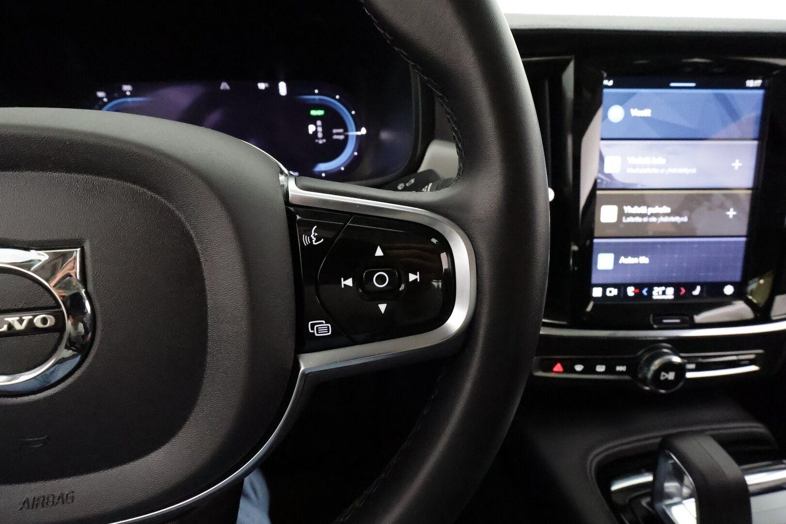 Volvo S90 2023 T8 AWD Long Range High Performance Ultimate Bright aut * ACC / HUD / 360° / Muistipenkit / H&K / Lasikattoluukku * - 1.Om Suomi-auto / Akku kuntotarkastettu / Kahdet renkaat aluvanteilla / Merkkihuollettu / Huippuvarusteet