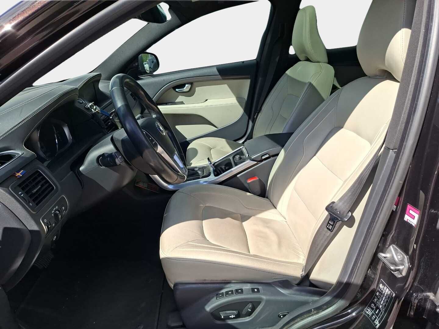 Volvo S80 2016 S80 Sedan (AA) 4ov 1969cm3 A - EI AD-blue / Air Lift / Nahka sisusta / Kattoluukku / Lippa vanteet / Lämmitettävä ratti / Irroitettava koukku