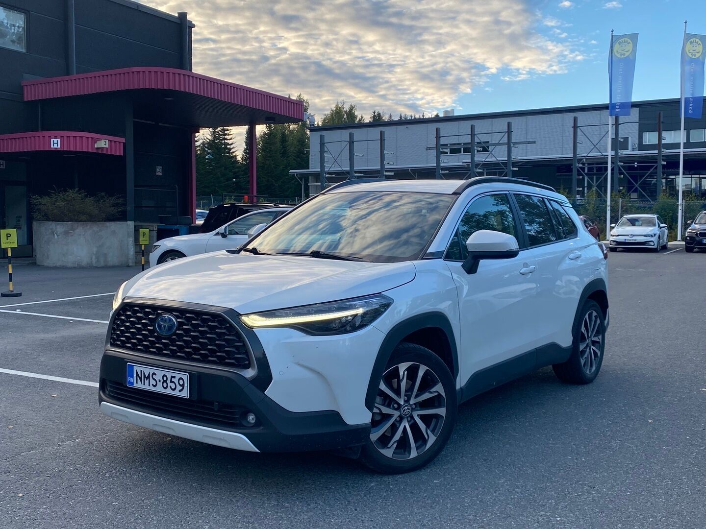 Toyota Corolla Cross 2023 2.0 Hybrid Launch Edition - | Suomi-auto | Adapt. vakkari | Peruutuskamera | Merkkihuolletu | Lämmitettävä ratti | Kahdet renkaat ja vanteet | Avaimeton kulku | 