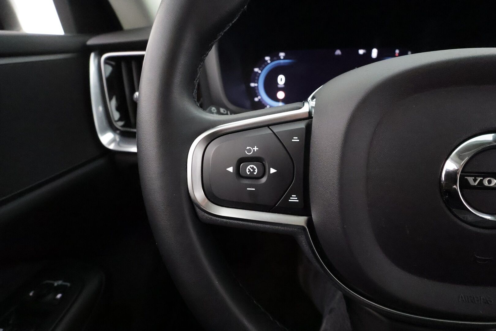 Volvo V60 2023 B4 MHEV Business Core DCT aut * ACC / Webasto / P.kamera / Full LED / KeylessGo / Facelift / Sähköluukku / BLIS * - 1.Om Suomi-auto / Kahdet renkaat aluvanteilla / Merkkihuollettu