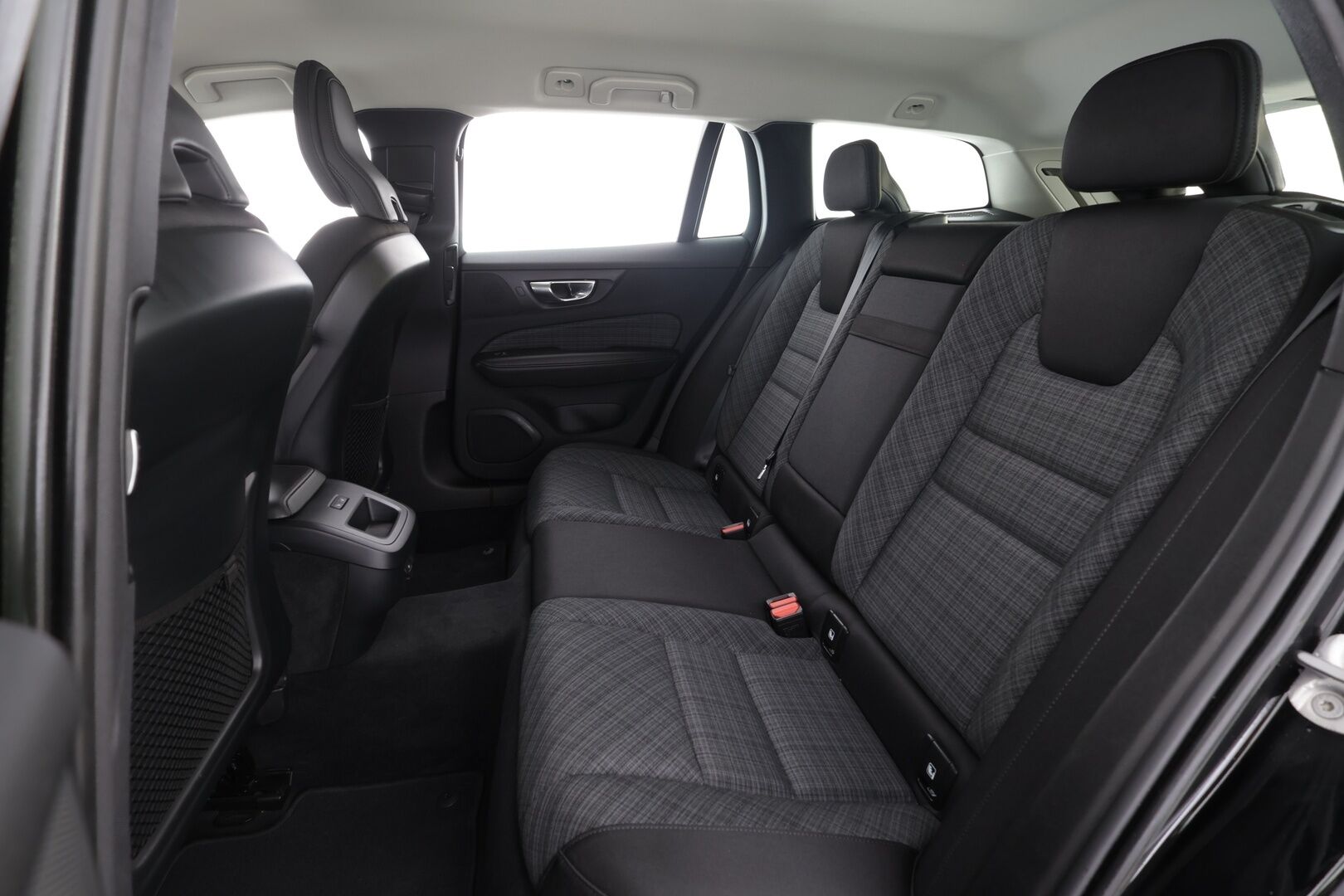 Volvo V60 2023 B4 MHEV Business Core DCT aut * ACC / Webasto / P.kamera / Full LED / KeylessGo / Facelift / Sähköluukku / BLIS * - 1.Om Suomi-auto / Kahdet renkaat aluvanteilla / Merkkihuollettu