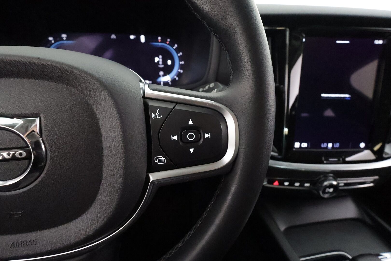 Volvo V60 2023 B4 MHEV Business Core DCT aut * ACC / Webasto / P.kamera / Full LED / KeylessGo / Facelift / Sähköluukku / BLIS * - 1.Om Suomi-auto / Kahdet renkaat aluvanteilla / Merkkihuollettu