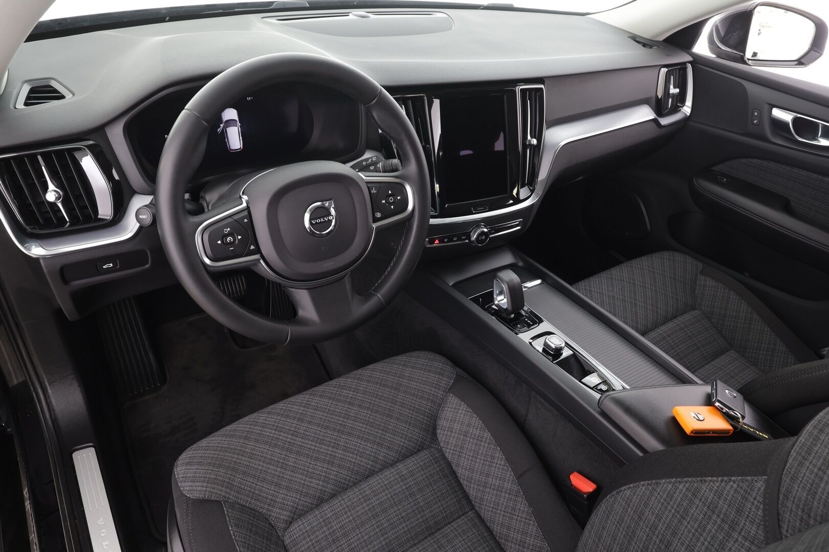 Volvo V60 2023 B4 MHEV Business Core DCT aut * ACC / Webasto / P.kamera / Full LED / KeylessGo / Facelift / Sähköluukku / BLIS * - 1.Om Suomi-auto / Kahdet renkaat aluvanteilla / Merkkihuollettu - HULLUT AVAJAISHULINAT KORKOTARJOUS 3,29 %