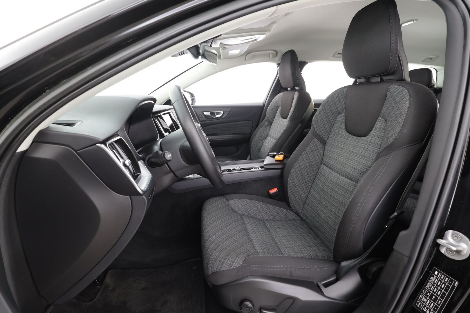 Volvo V60 2023 B4 MHEV Business Core DCT aut * ACC / Webasto / P.kamera / Full LED / KeylessGo / Facelift / Sähköluukku / BLIS * - 1.Om Suomi-auto / Kahdet renkaat aluvanteilla / Merkkihuollettu