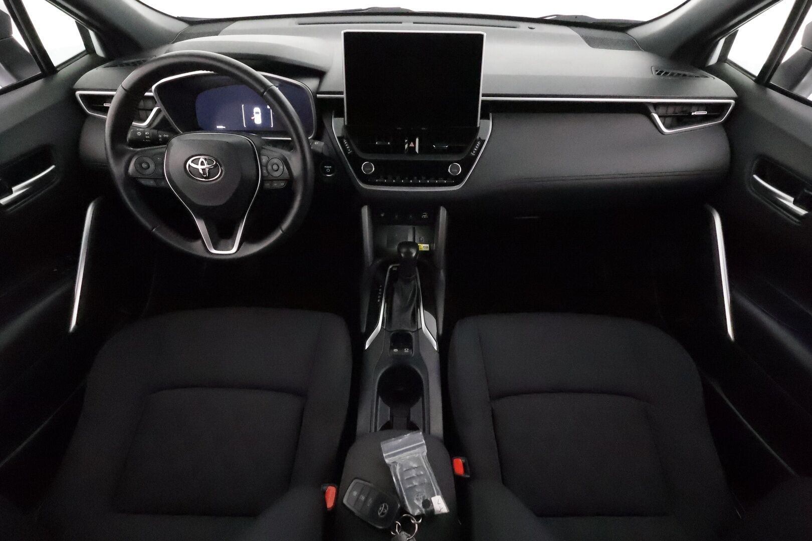 Toyota Corolla Cross 2022 2.0 Hybrid AWD-i Launch Edition **Adapt.Vakkari / LED-valot / P.kamera / Kaistavahti / Digimittaristo / KeylessGO** - 3,99 % KORKOTARJOUS TÄHÄN AUTOON - Merkkihuollettu Suomi-auto / Kahdet Renkaat