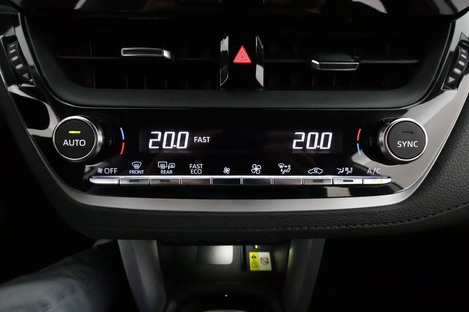 Toyota Corolla Cross 2022 2.0 Hybrid AWD-i Launch Edition **Adapt.Vakkari / LED-valot / P.kamera / Kaistavahti / Digimittaristo / KeylessGO** - 3,99 % KORKOTARJOUS TÄHÄN AUTOON - Merkkihuollettu Suomi-auto / Kahdet Renkaat