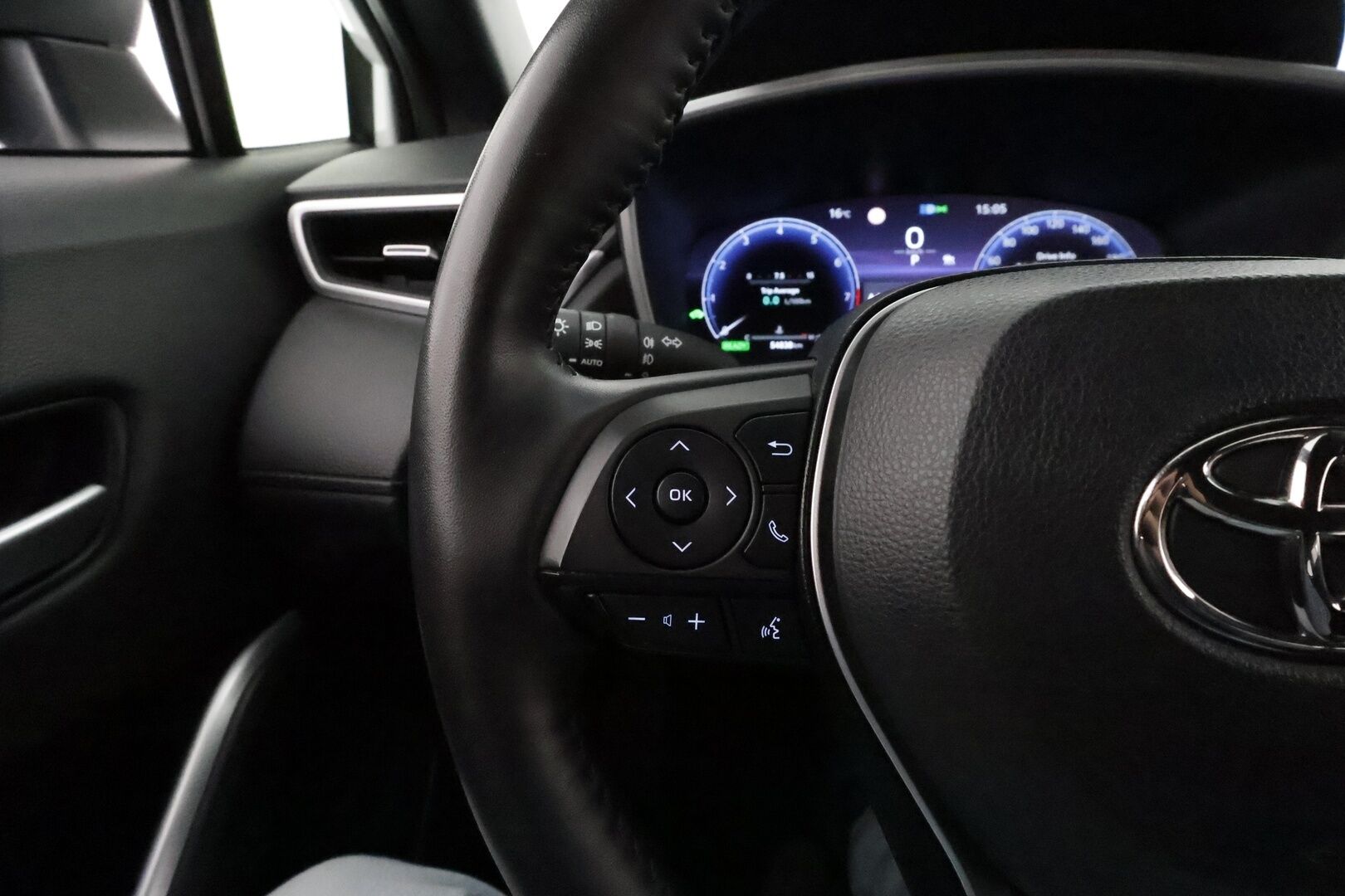 Toyota Corolla Cross 2022 2.0 Hybrid AWD-i Launch Edition **Adapt.Vakkari / LED-valot / P.kamera / Kaistavahti / Digimittaristo / KeylessGO** - 3,99 % KORKOTARJOUS TÄHÄN AUTOON - Merkkihuollettu Suomi-auto / Kahdet Renkaat