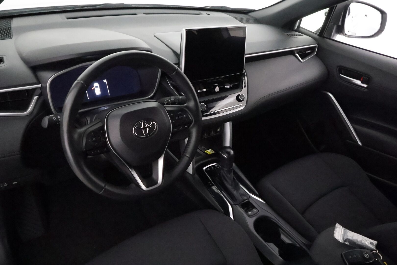 Toyota Corolla Cross 2022 2.0 Hybrid AWD-i Launch Edition **Adapt.Vakkari / LED-valot / P.kamera / Kaistavahti / Digimittaristo / KeylessGO** - 3,99 % KORKOTARJOUS TÄHÄN AUTOON - Merkkihuollettu Suomi-auto / Kahdet Renkaat