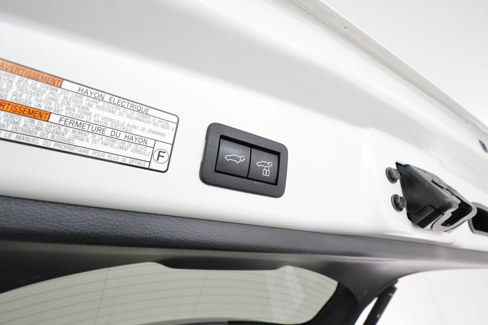Toyota Corolla Cross 2022 2.0 Hybrid AWD-i Launch Edition **Adapt.Vakkari / LED-valot / P.kamera / Kaistavahti / Digimittaristo / KeylessGO** - 3,99 % KORKOTARJOUS TÄHÄN AUTOON - Merkkihuollettu Suomi-auto / Kahdet Renkaat