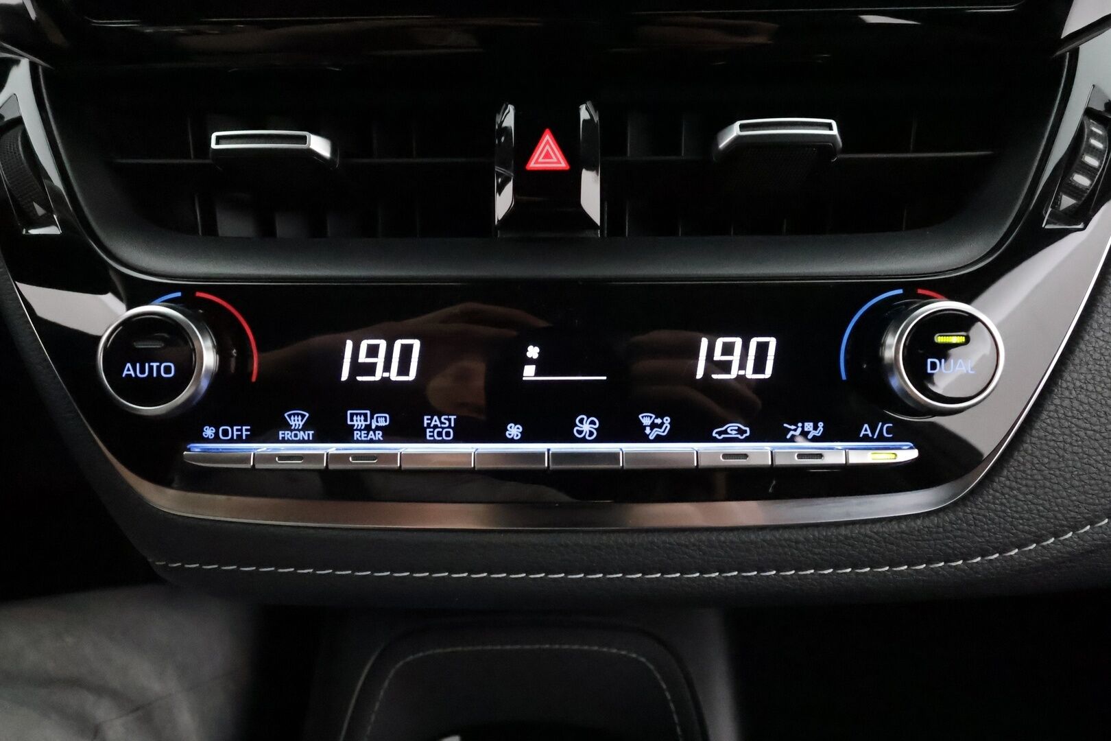 Toyota Corolla 2023 Touring Sports 1,8 Hybrid Prestige Edition **Facelift / Adapt. vakkari / Navi / P.kamera / Apple&Android / LED / Keyless** - Suomi-auto / Merkkihuollettu 