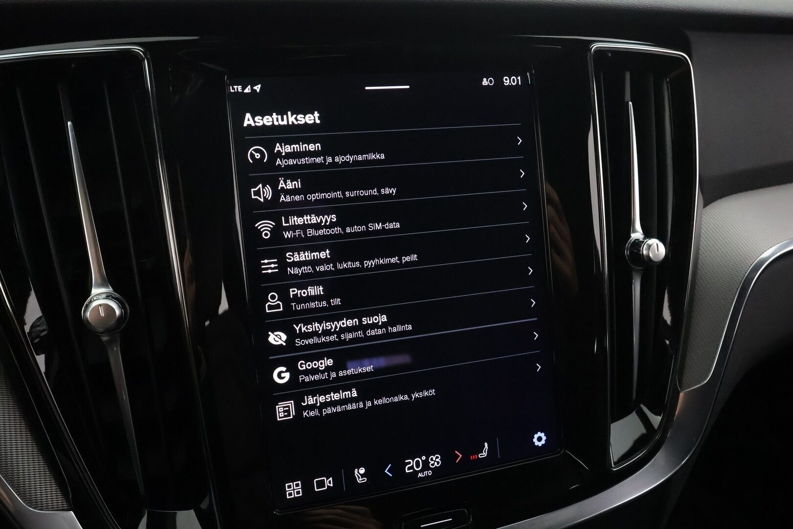 Volvo V60 2023 T6 AWD Long Range Plus Dark aut * Koukku / ACC / Full-LED / P.Kamera / Sportnahat Muistilla / H&K / Keyless * - Suomi-auto / Kahdet renkaat aluvanteilla / Merkkihuollot