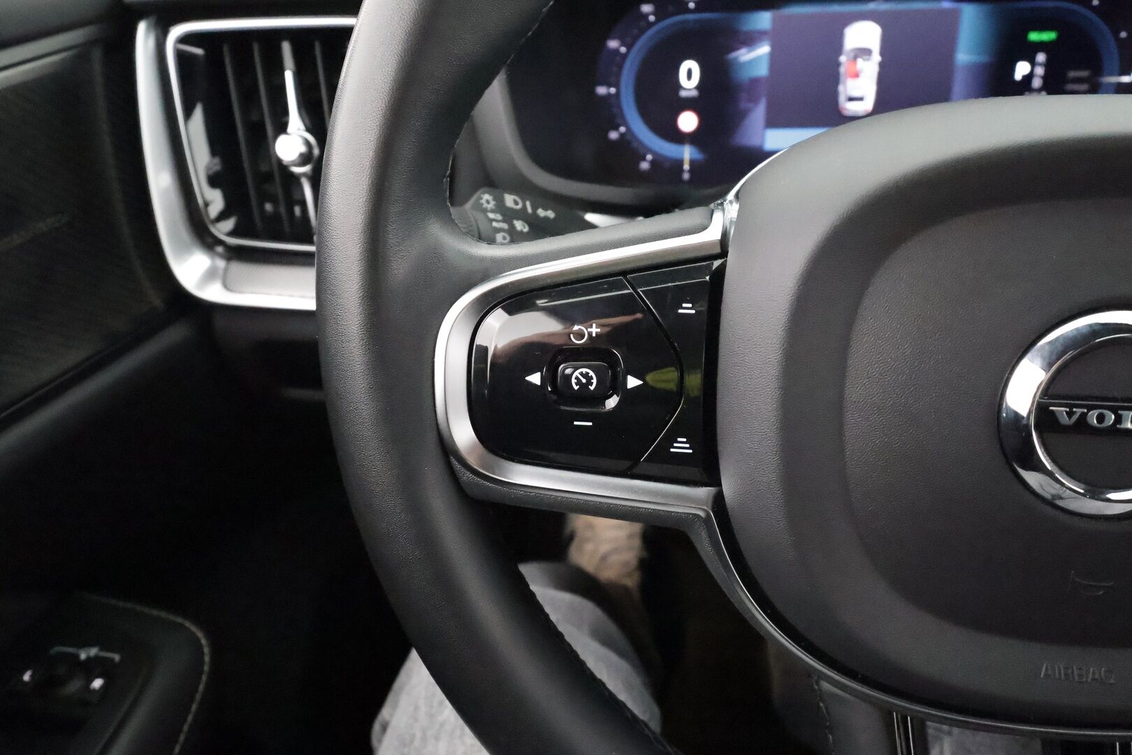 Volvo V60 2023 T6 AWD Long Range Plus Dark aut * Pilot / H&K / Koukku / Full-LED / Nahkasisusta / Sporttipenkit / P.Kamera / Keyless * - Suomi-auto / Kahdet renkaat aluvanteilla / Merkkihuollot - HULLUT AVAJAISHULINAT KORKOTARJOUS 3,29 %